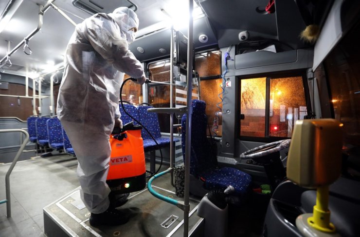 Van’da korona virüse karşı toplu taşıma araçlarını ilaçlıyor
