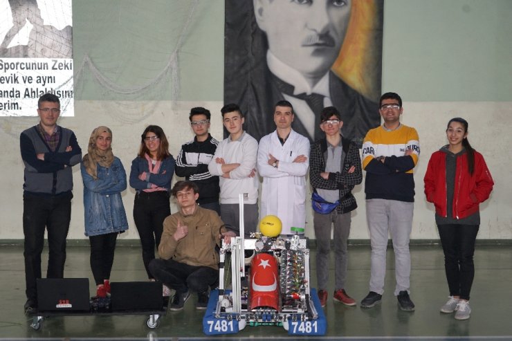 Liseli öğrenciler, basketbol oynayan robot yaptı