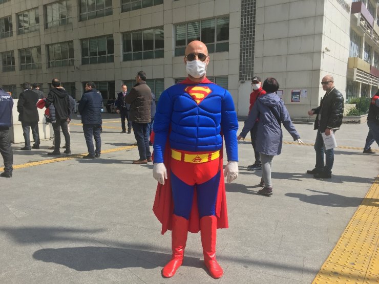 ‘Süperman’ maske ve eldivenlerini takıp İstanbul sokaklarına indi