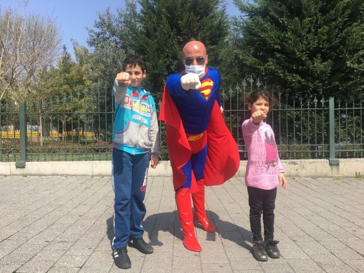 ‘Süperman’ maske ve eldivenlerini takıp İstanbul sokaklarına indi