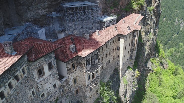 Sümela Manastırı’ndaki restorasyon çalışmaları havadan ve manastırın içinden görüntülendi