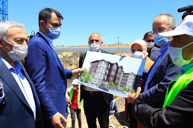 Bakan Kurum Elazığ’da, deprem konutlarını inceledi