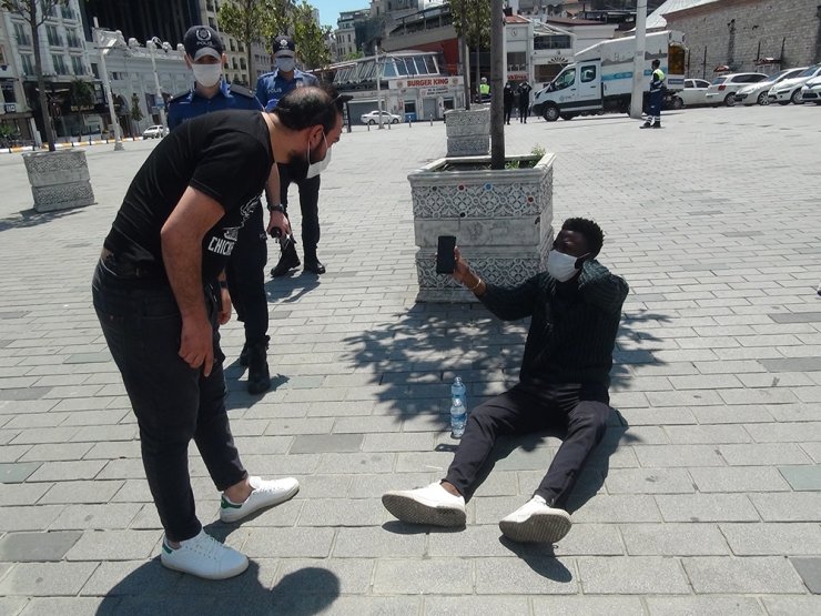 Taksim Meydanında yere yığılan turist, polisi hareketlendirdi