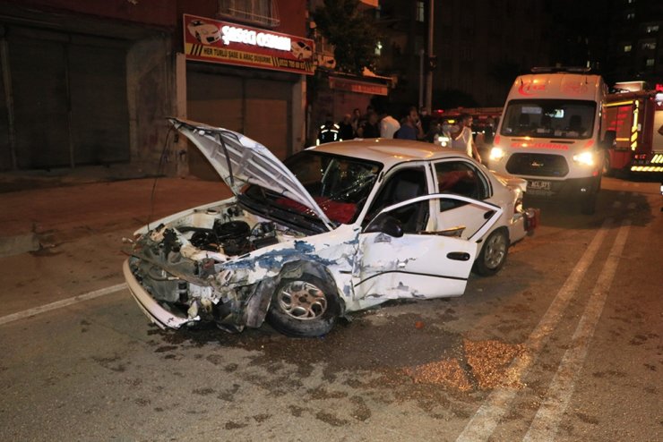 Adana’da iki otomobil çarpıştı: 7 yaralı