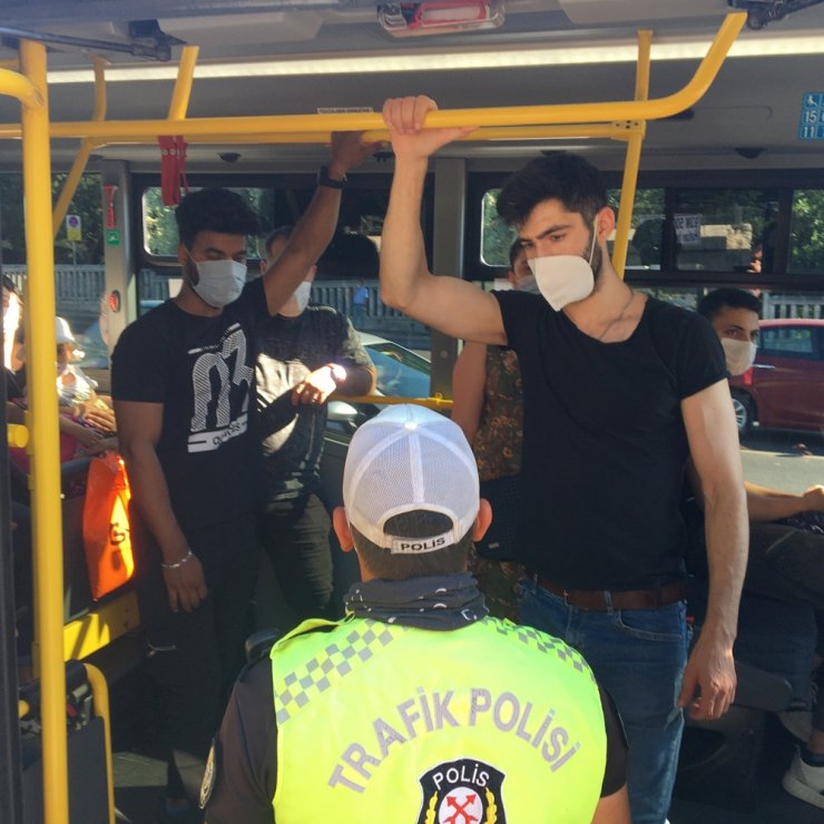 Fatih’te ceza yiyen minibüsçü yolculara kızdı