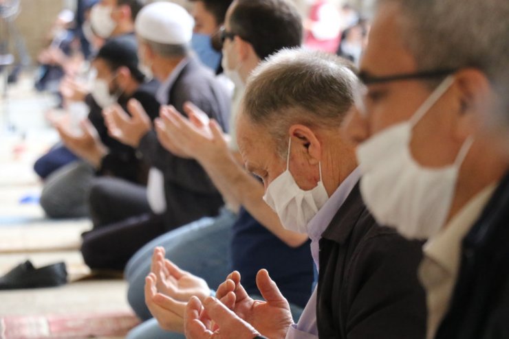 Müslümanların Selimiye’de cemaatle namaz coşkusu