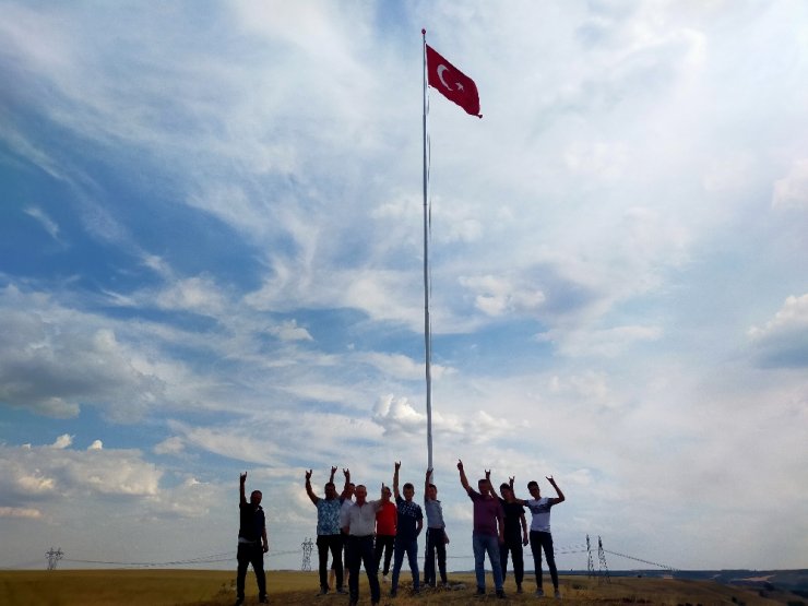 Köylüler, Yunanistan’ın burnunun dibine dev Türk bayrağı dikti