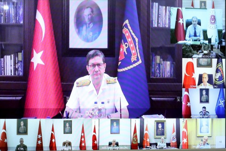 Bakan Akar, komutanlarla video konferans toplantısı gerçekleştirdi