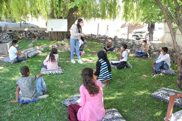 Köy köy gezip okulundan uzak kalan öğrencilere ders anlatıyorlar