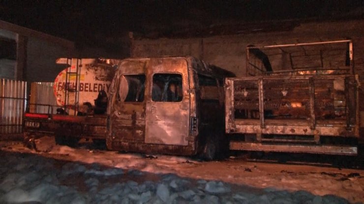 Fatih Belediyesi’nin eski belediye araçları alev alev yandı