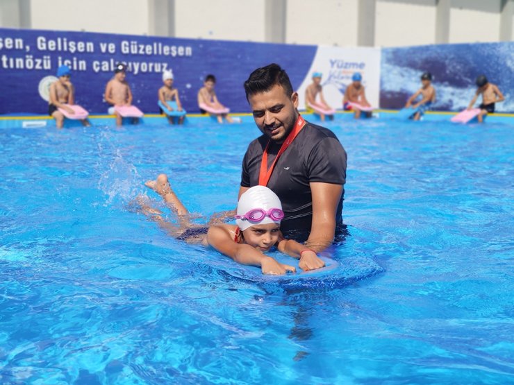 Türk ve Suriyeli çocuklar yüzerek kaynaşıyor