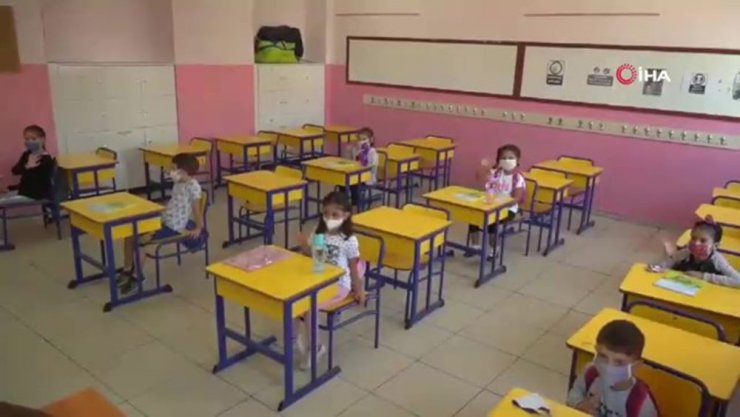 Bakan Selçuk, okullardaki ilk günün heyecanını sosyal medyada paylaştığı videoyla duyurdu