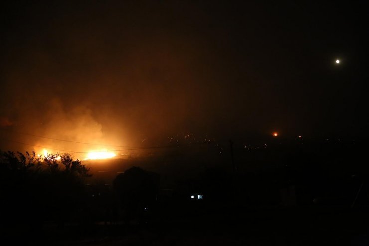 Hatay’da yerleşim yerlerine de ulaşan orman yangınına müdahale sürüyor