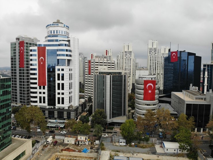Maslak’ta gökdelenlere dev Türk bayrakları asıldı
