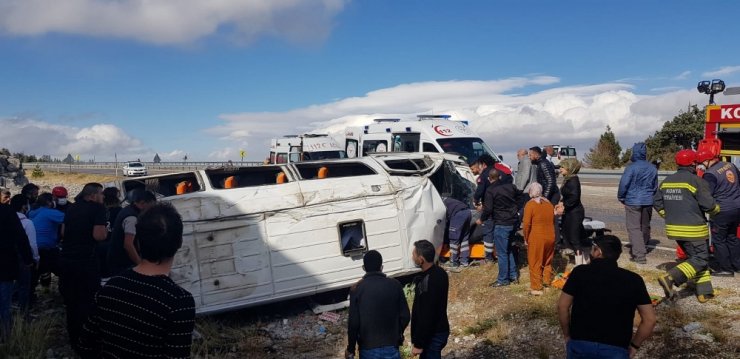 Konya’da minibüs devrildi: 12 yaralı