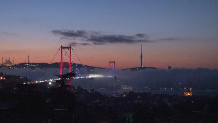 İstanbul Boğazı’nda etkili olan sis kartpostallık görüntüler oluşturdu