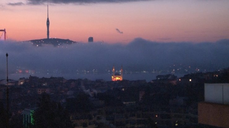 İstanbul Boğazı’nda etkili olan sis kartpostallık görüntüler oluşturdu