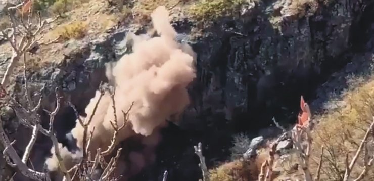 Bitlis’te teröristlerce saklanmak için kullanılan 3 mağara imha edildi