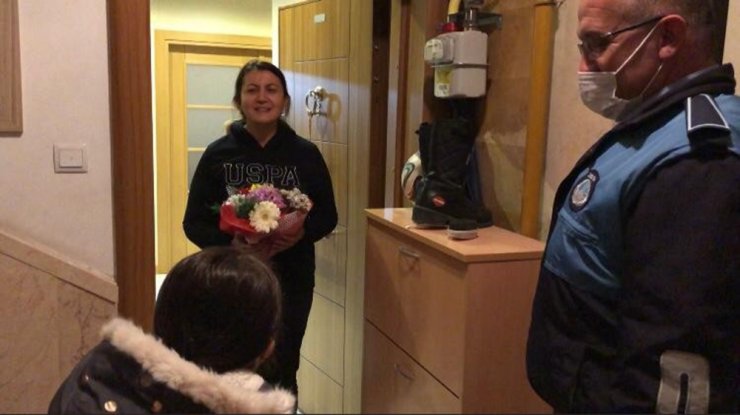 Sokağa çıkamayan minik Nisan Nur’un çiçeğini öğretmenine vermesine zabıta yardım etti