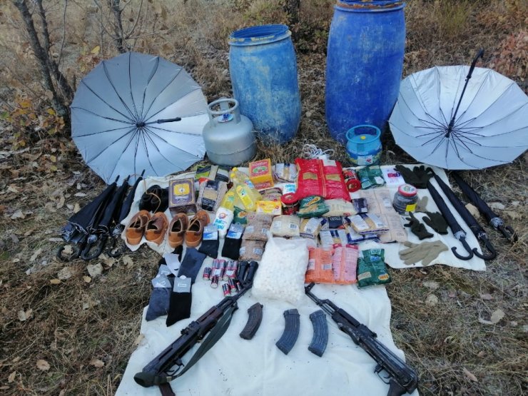 Diyarbakır’da teröristlere ait ısı yalıtımlı şemsiyeyle gizlenen sığınak tespit edildi