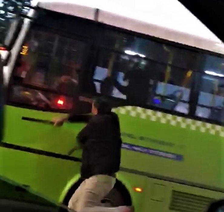 Tartıştığı halk otobüsü sürücüsüne copla saldırdı