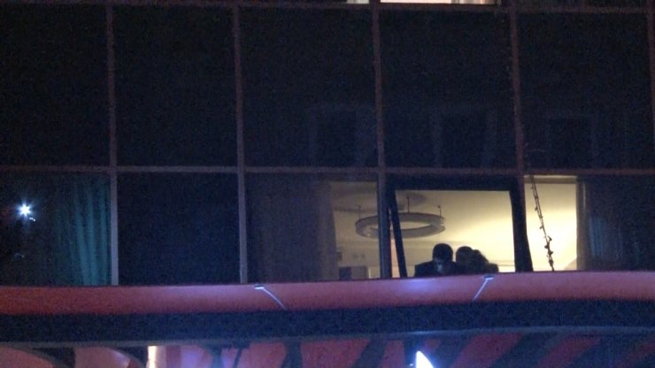 Şişli’de bir kadın otelin camından tente üzerine düştü