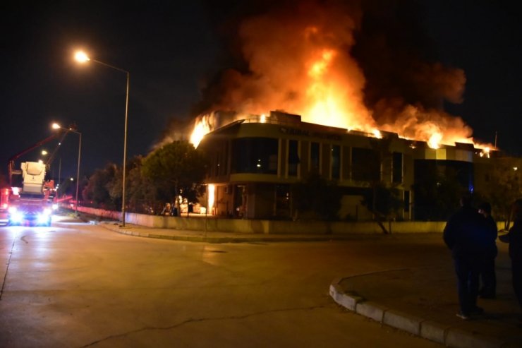 İzmir’de büyük fabrika yangını