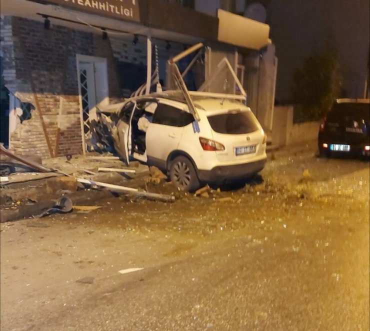 İzmir’de kısıtlama sessizliği kaza gürültüsü ile son buldu