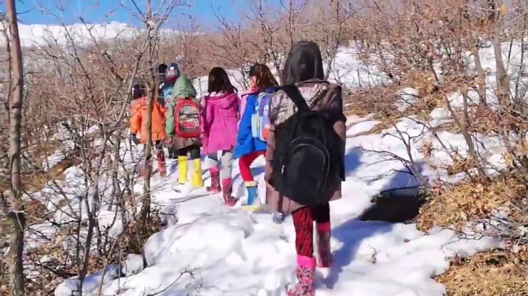 Siirt’te köy öğrencileri EBA’ya girmek için -10 derecede saatlerce yürüyerek şebeke aradı