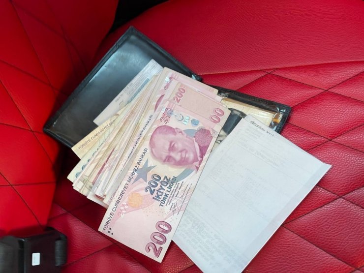 Taksici, bulduğu para dolu cüzdanı sahibine teslim etti