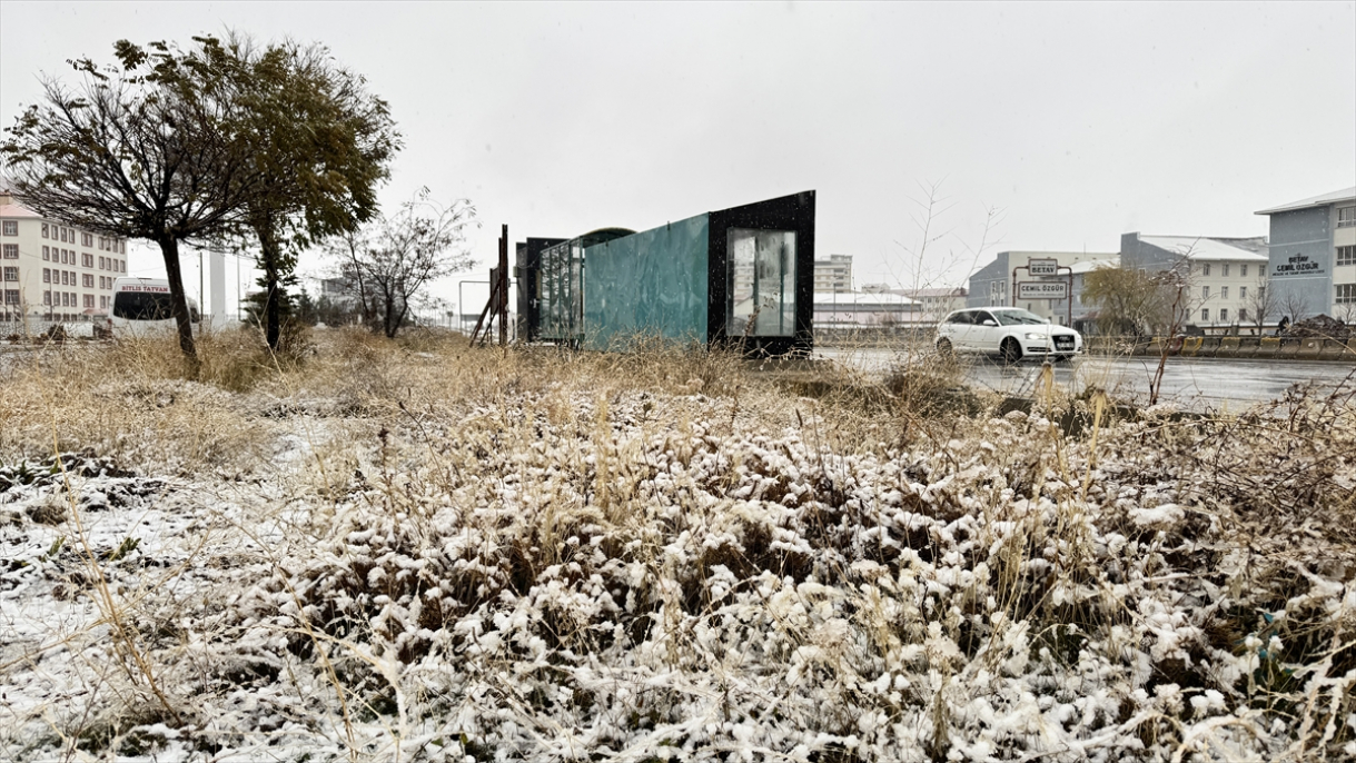 Van ve Bitlis'te kar yağışı etkili oldu 2