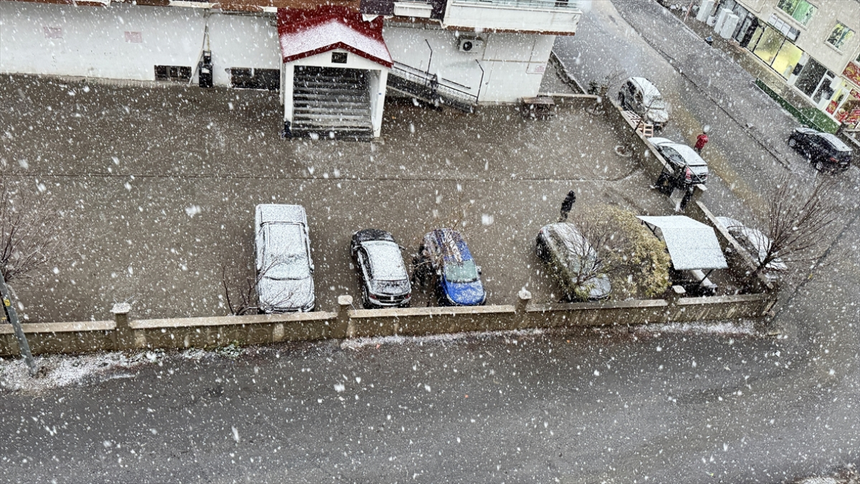 Van ve Bitlis'te kar yağışı etkili oldu 3