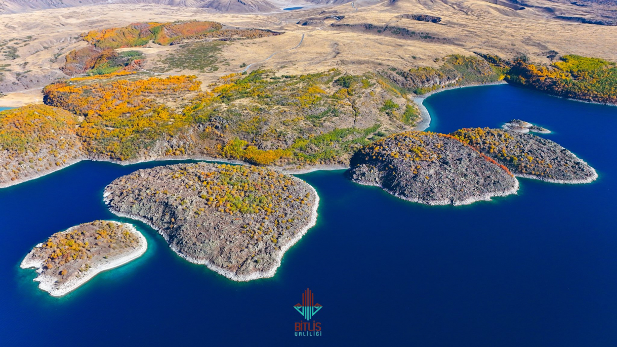 Bitlis’in Doğal Güzelliği: Nemrut Krater Gölü Sonbaharda Ziyaretçilerini Bekliyor 2