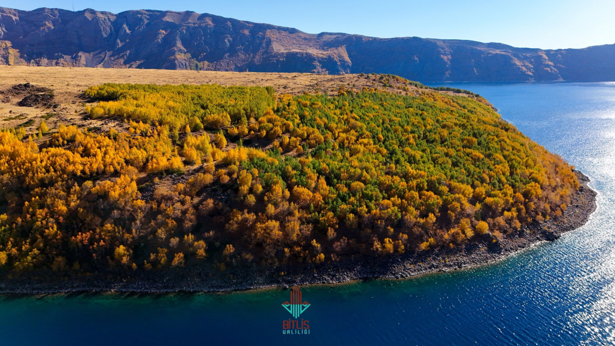 Bitlis’in Doğal Güzelliği: Nemrut Krater Gölü Sonbaharda Ziyaretçilerini Bekliyor 1