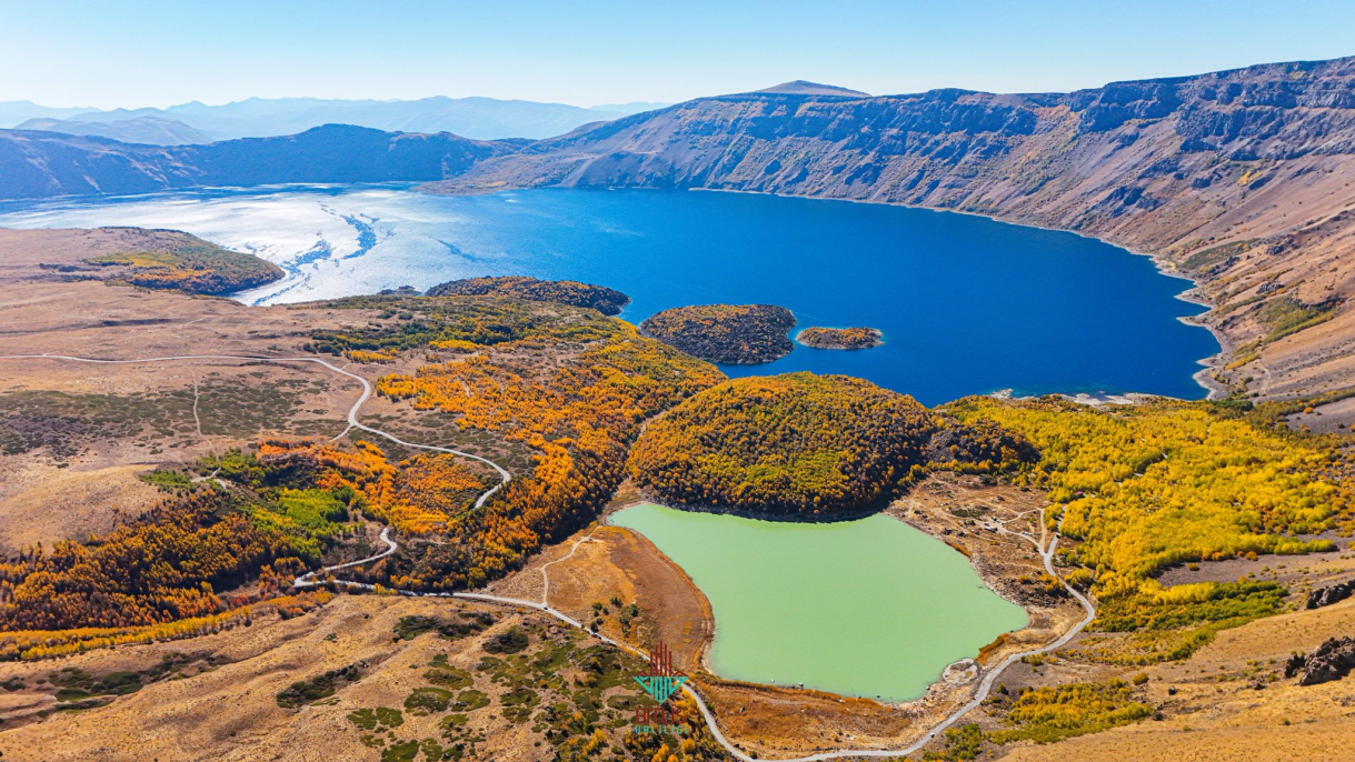 Bitlis’in Doğal Güzelliği: Nemrut Krater Gölü Sonbaharda Ziyaretçilerini Bekliyor 4