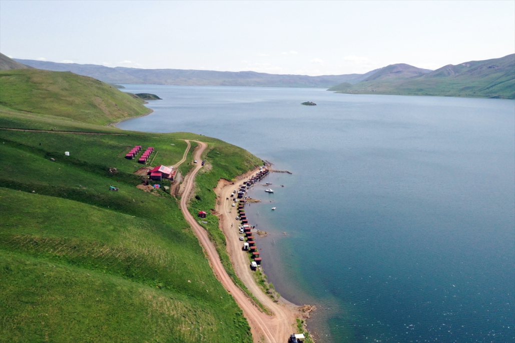 Ağrı'da göl manzaralı bungalovlarda ziyaretçiler bayram molası verdi 7