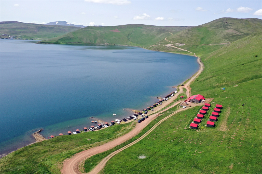 Ağrı'da göl manzaralı bungalovlarda ziyaretçiler bayram molası verdi 6