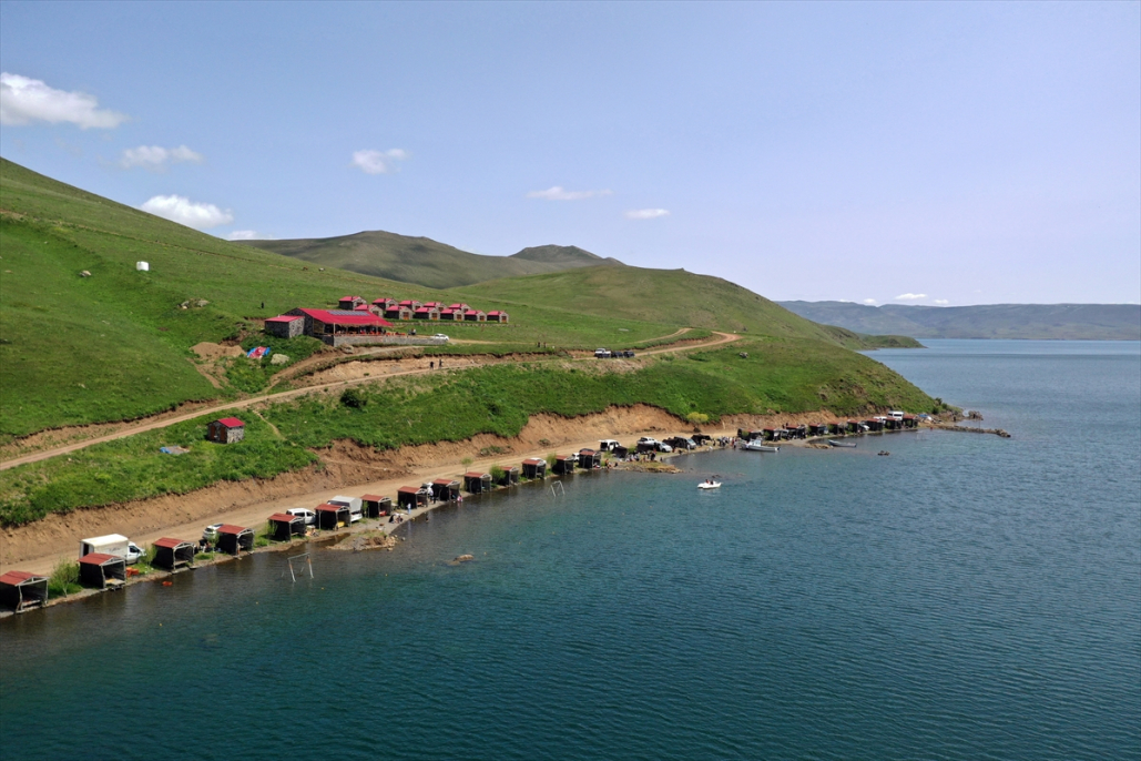 Ağrı'da göl manzaralı bungalovlarda ziyaretçiler bayram molası verdi 5