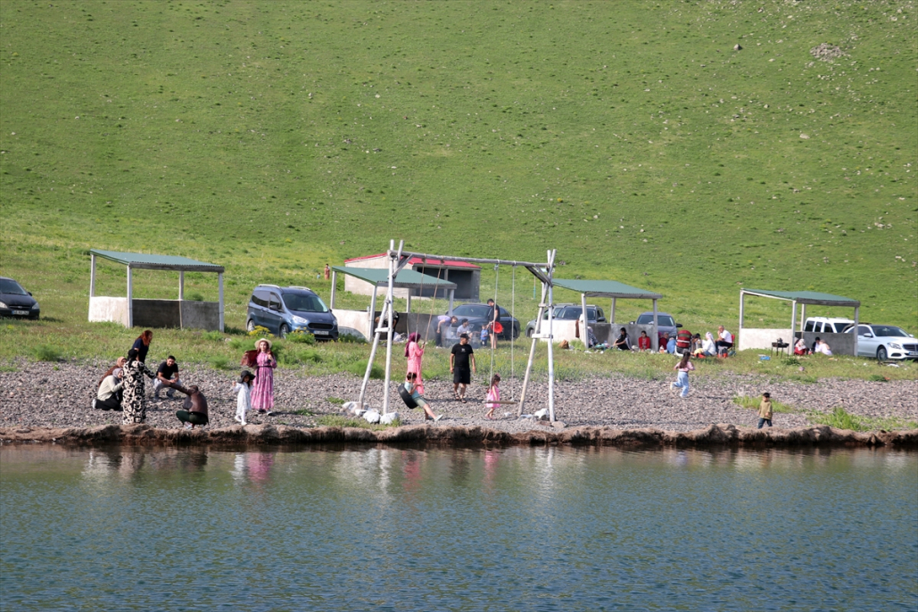 Ağrı'da göl manzaralı bungalovlarda ziyaretçiler bayram molası verdi 3