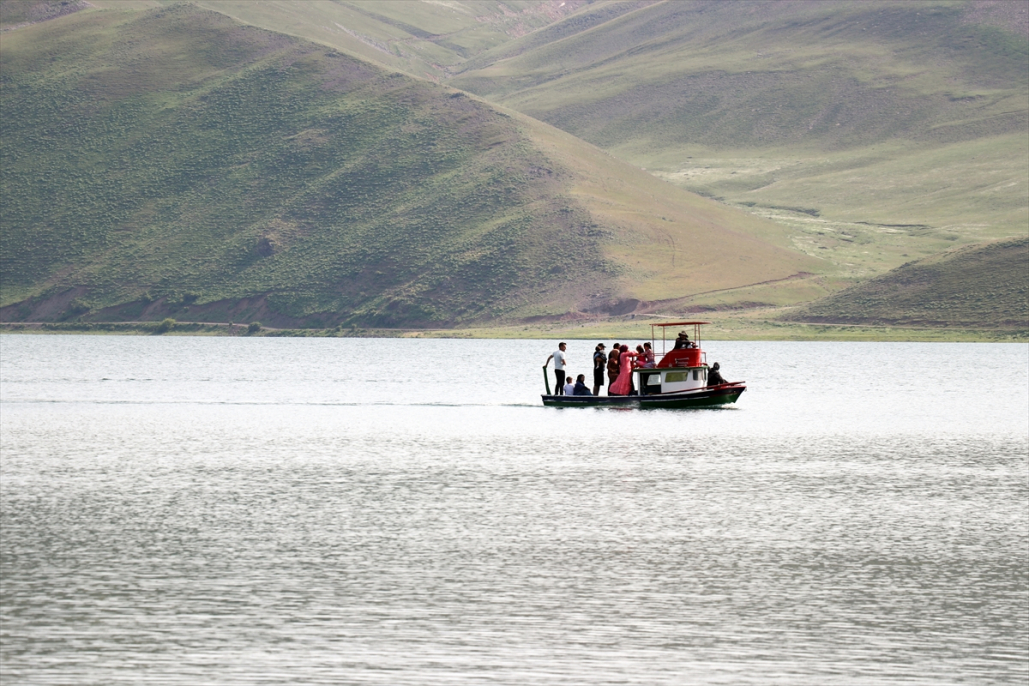Ağrı'da göl manzaralı bungalovlarda ziyaretçiler bayram molası verdi 2