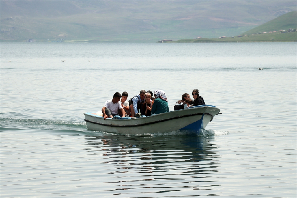 Ağrı'da göl manzaralı bungalovlarda ziyaretçiler bayram molası verdi 1
