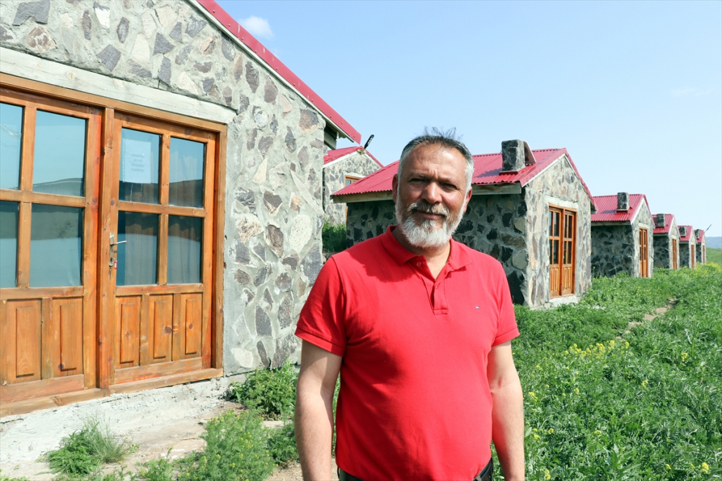 Ağrı'da göl manzaralı bungalovlarda ziyaretçiler bayram molası verdi 4