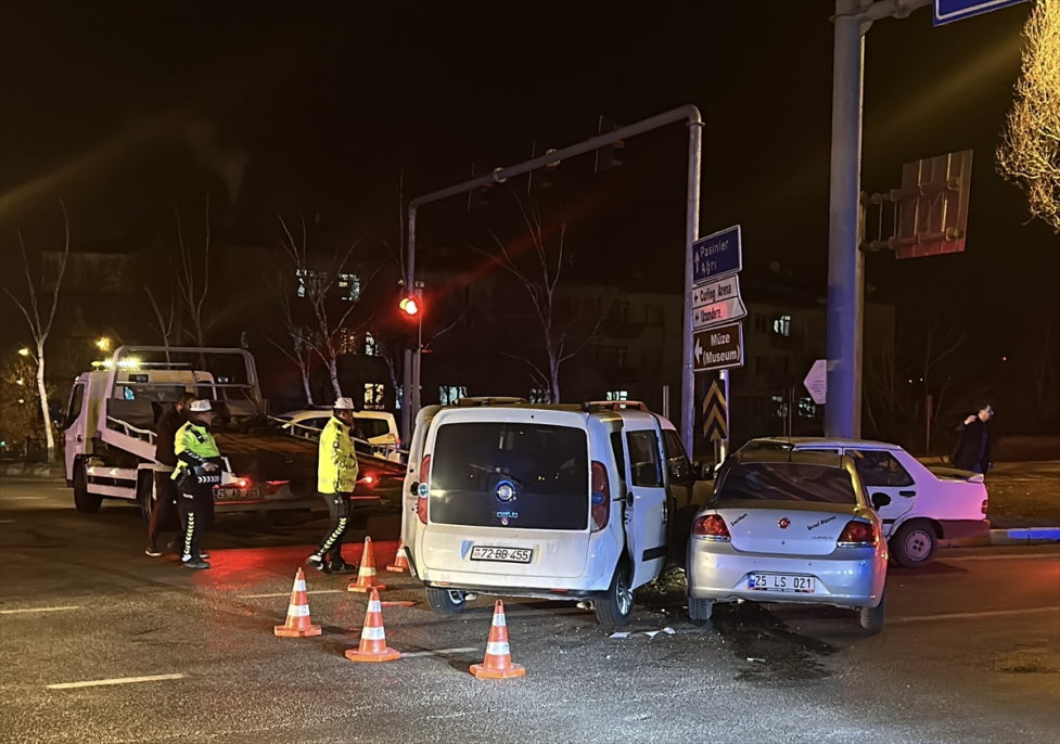 Erzurum-Ağrı yolunda üç araç çarpıştı, iki kişi yaralandı 2