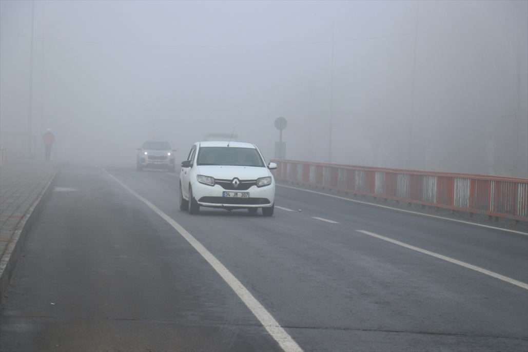 Ağrı’da sabah sis çöktü trafikte görüş mesafesi düştü 1