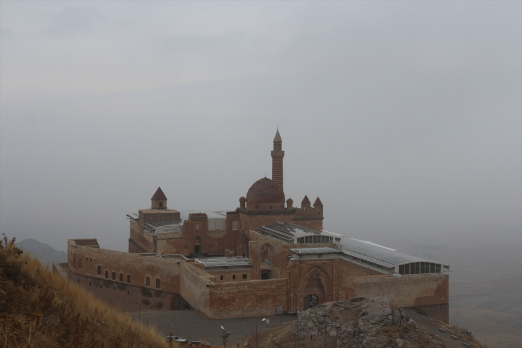 Ağrı’da sabah sisi İshak Paşa Sarayı'nı görünmez kıldı 3