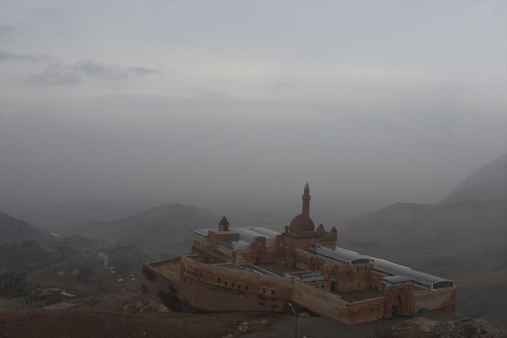 Ağrı’da sabah sisi İshak Paşa Sarayı'nı görünmez kıldı 1