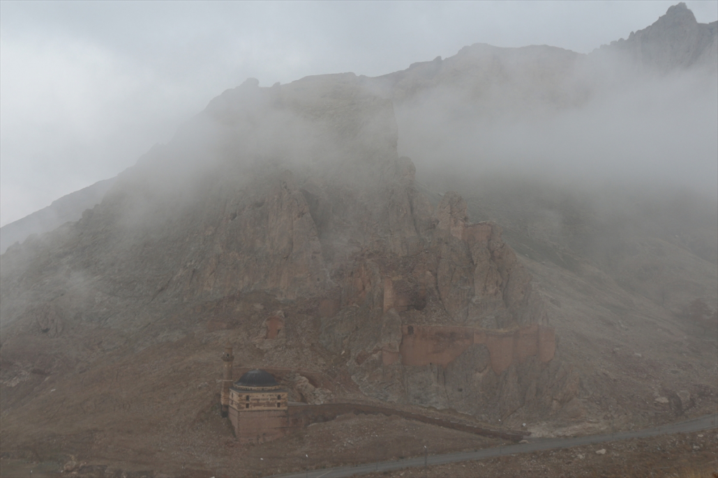Ağrı’da sabah sisi İshak Paşa Sarayı'nı görünmez kıldı 2