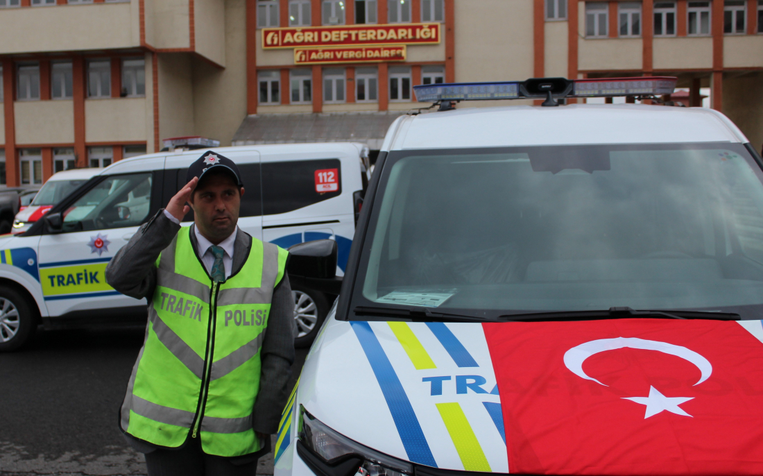 Ağrı’da düzenlenen araç töreninde Emin, trafik polisi yeleğiyle gülümsetti 4