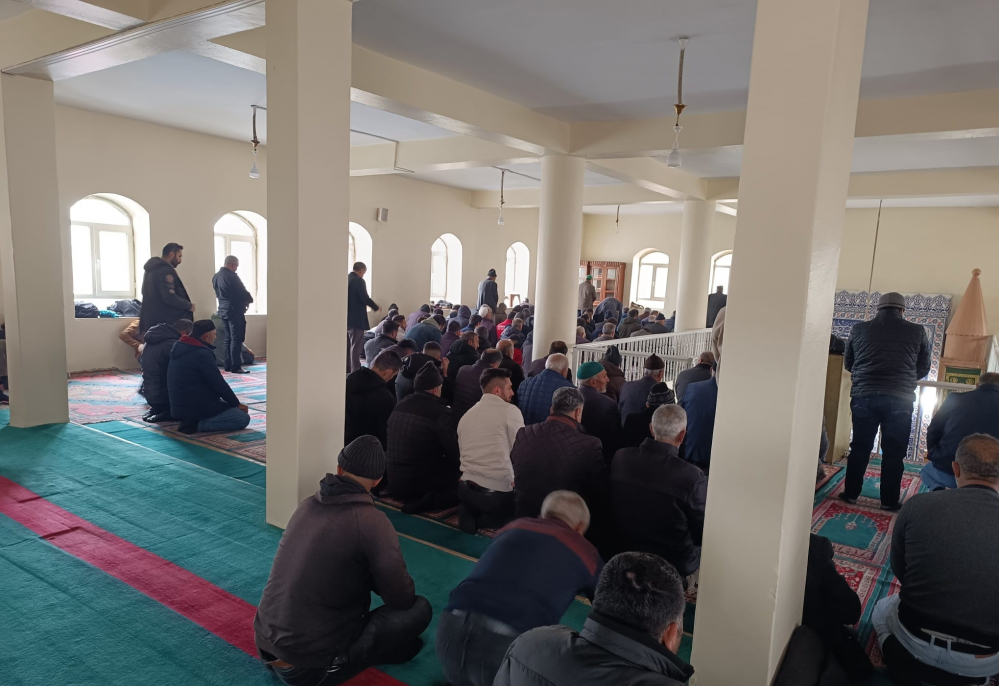 Ağrı'da havalar soğudu, cemaat cami içinde saf tuttu 1