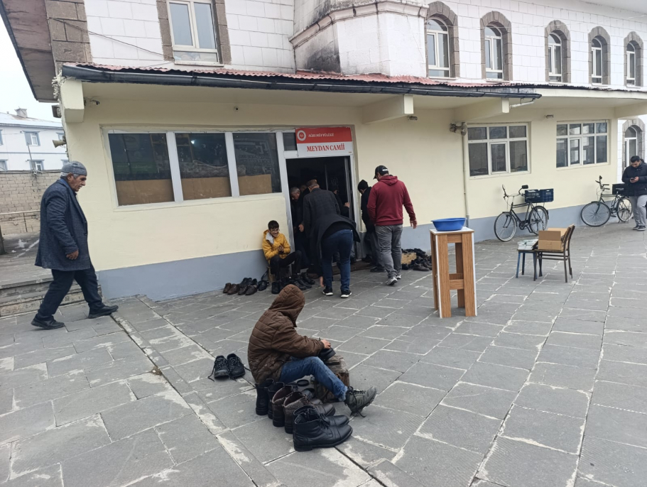 Ağrı'da havalar soğudu, cemaat cami içinde saf tuttu 2